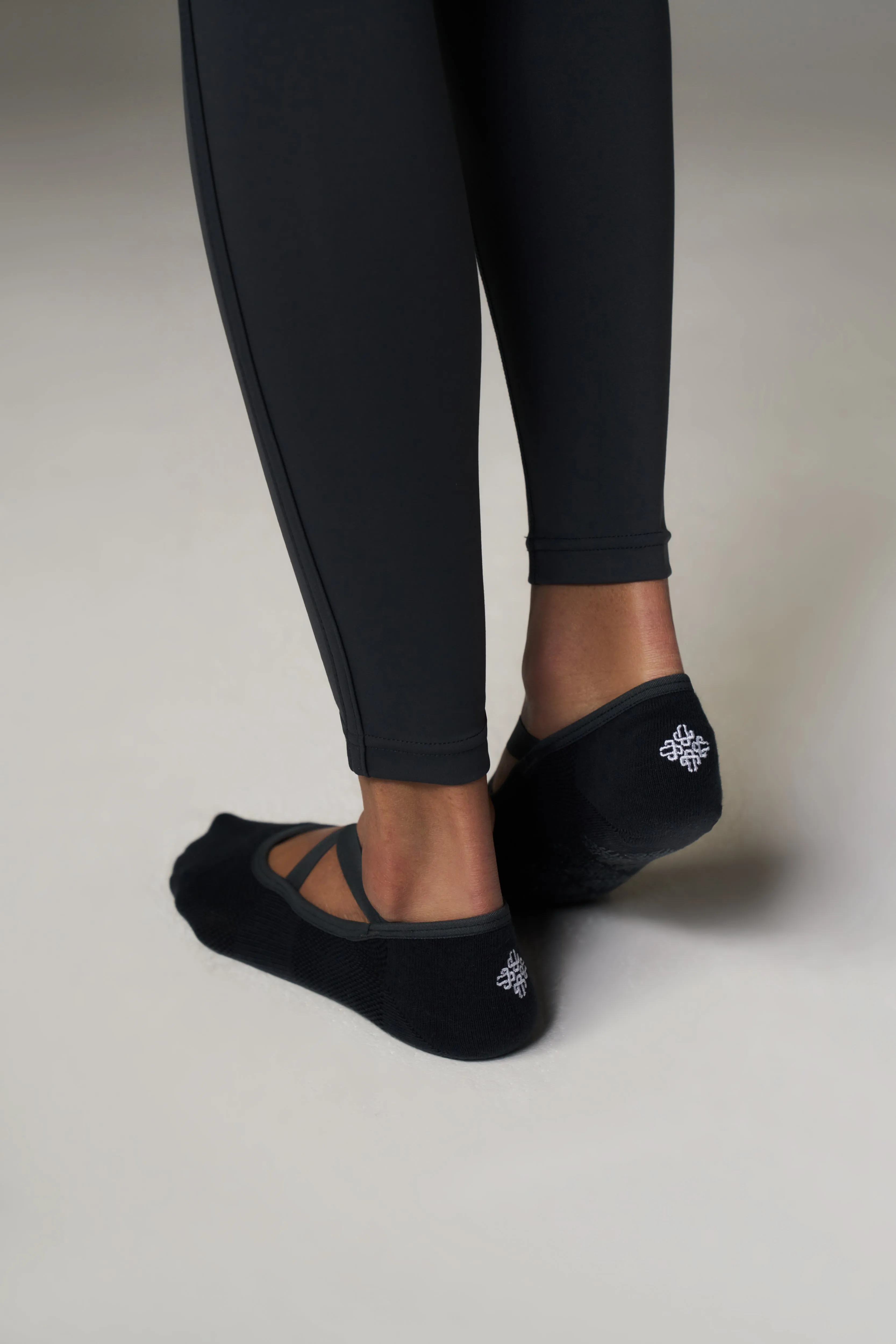 EMBLEM BARRE GRIP SOCKS - MIDNIGHT GREY